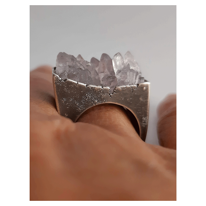 Anell peça única personalitzada amb plata oxidada i quars rosa