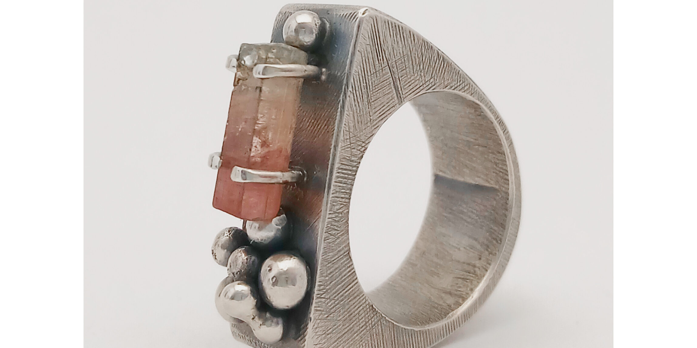 Joieria contemporania artesanal. Anell peça única de plata i turmalina rosa